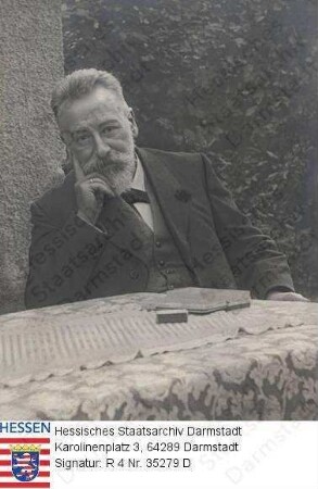 Eck, Samuel Prof. Dr. D. (1856-1919) / Porträt, an Tisch mit Buch sitzend, Halbfigur