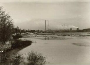 Lauchhammer-West, Blick auf die Brikettfabrik der Großkokerei : Im Vordergrund ersoffener und verlandeter Tagebau