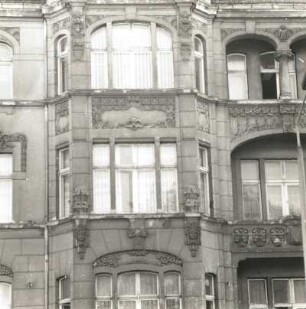 Cottbus, Karl-Liebknecht-Straße 9. Wohn-und Verwaltungsgebäude (um 1903). Risaliterker (2. u. 3. OG)