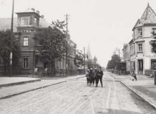 Penzig (poln. Pieńsk), Straßenansicht mit Hotel und Kindern