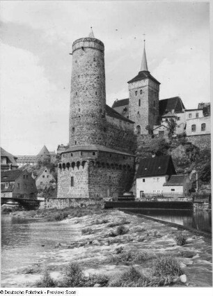 Bautzen. Alte Wasserkunst (1558; W. Röhrscheidt ) und Michaeliskirche (15. Jahrhundert). Blick über das Spreewehr