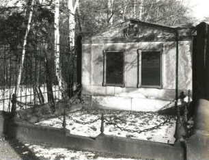 Wandgrabmal der Familie Hoenning O'Carroll : Wandgrabmal der Familie Hoenning O'Carroll. Sandstein, Dioritplatten (ab 1903). Dresden-Neustadt, Albertstadt, Nordfriedhof (Garnisonsfriedhof)