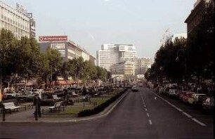 Berlin: Vom Bus; Tauentzienstraße Richtung Wittenbergplatz; wenig Verkehr