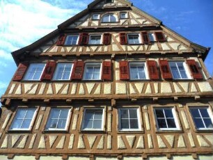 Stadtbild-Altburger Straße im Westen-Haus Nr 19-Giebelständiges Haus mit Fachwerkobergeschossen in Riegelbauweise (vorkragend) über Giebelseite von Osten