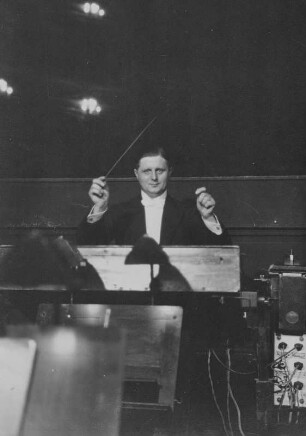 Der Generalmusikdirektor der Dresdner Staatsoper Fritz Busch beim Dirigieren