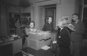 Lessing-Haus : Blick auf die Ausleihtheke der Bibliothek