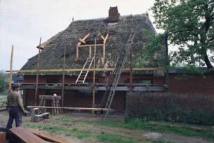 Bergstraße 13: Kate mit Reetdach: Einbau von Dachgaube: Seitenansicht mit Gerüst, Leitern