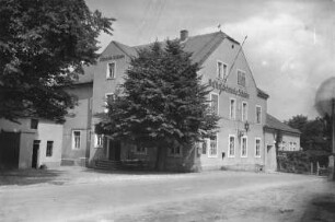 Ullersdorf. Gasthof "Schmiede-Schänke", Nr. 22 (Hauptstraße 26). Straßenansicht mit Eingang und Nebengebäude