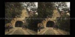 Wanderer und Kutsche am Tunnel durch den Urtelstein, Helenental, bei Baden