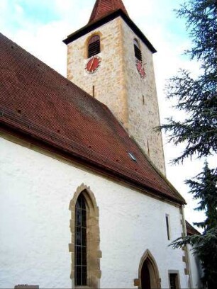 Ansicht von Nordosten mit Kirchturm (im Kerm Spätromanisch-Glockengeschoß 1598 überarbeitet) sowie Langhaus (Spätgotischer Neubau)-Traufseite Nord unter Putz