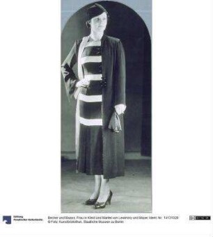 Frau in Kleid und Mantel von Lewinsky und Mayer