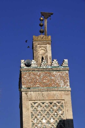 Fes - Minarett in der Altstadt : Die Minarette der zahlreichen Moscheen in der Medina prägen das Stadtbild von Fes. Aufgenommen am 27. Oktober 2010