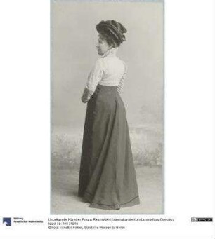 Frau in Reformkleid, Internationale Kunstausstellung Dresden