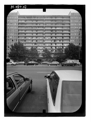 Berlin-Mitte, Leipziger Straße. Wohnblock mit Läden (1969/1982). Straßenfront (Teilansicht)