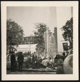 Dresden, Ausstellungsgelände : Dresden. Ausstellungsgelände am Stübelplatz mit Besuchern vor dem Eingang zur Industrie-Schau