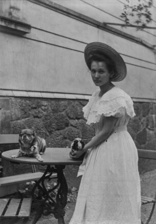 Elfriede Apel : Portrait Elfriede Apel mit Meerschwein und Hund, aufgenommen vermutlich in Dresden, Regerstraße 22