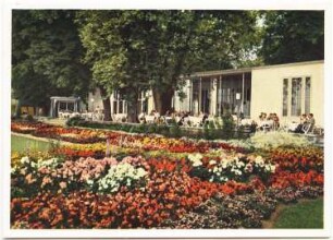 Grünanlage an der Spielbank, Lindau: Spielbank mit Terrasse und Blumenbeeten im Sommer