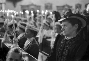 St. Märgen: Tracht und Erstkommunikanten in der Bankreihe
