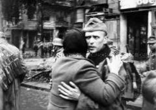 Ein deutscher Soldat trifft seine Frau wieder, nachdem seine Garnison kapituliert hat.