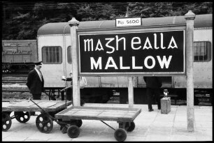 Mallow: irische Beschriftung an der [Bahn]Station