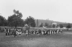 Besucher eines Sportfestes des Arbeitersportvereins Dohna