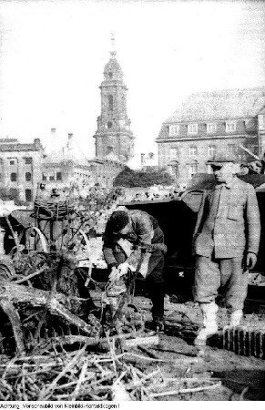 Dresden, Beladen der Trümmerbahn mit Metallschrott, 1945/46