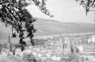 Bingen: Blick auf die Stadt, Vordergrund Ast