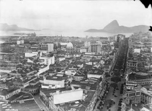 Rio de Janeiro, Allee "Avenida Rio Branco", Blick über die Stadt in der Ferne der Zuckerhut