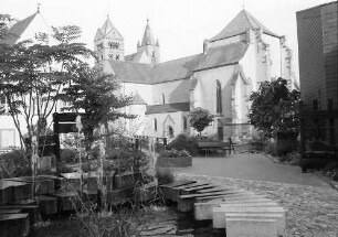 Breisach: Münster vom Hotel Münsterberg, mit Brunnen