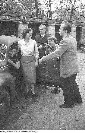 Bautzen. Nationaldemokratische Partei Deutschlands (NDPD), Bezirksparteitag, Begrüßungstafel, Ankunft der Delegierten auf dem Bahnhof, September 1956 & Nationaldemokratische Partei Deutschlands (NDPD) - Christlich Demokratische Union (CDU), September 1956