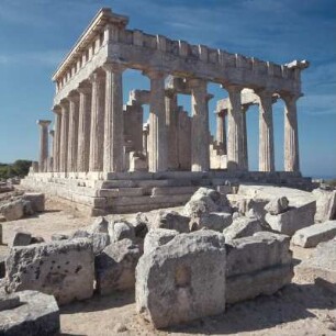 Äigina. Ruine des spätarchaischen Aphaia-Tempels. : Aigina, Aphaia-Tempel, Ostgiebel mit Rampe, vorn die Reste des Proplylons aus dem 6. Jh. v. Chr.
