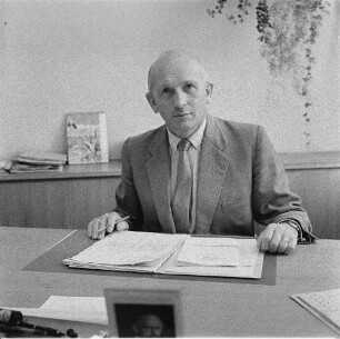 Prof. Dr.-Ing. habil. Siegfried Hildebrand im Dienstzimmer an seinem Schreibtisch sitzend : Dresden. Technische Hochschule. Prof. Dr.-Ing. habil. Siegfried Hildebrand im Dienstzimmer an seinem Schreibtisch sitzend