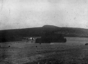Landschaft mit Gebäuden : könnte im Hintergrund der Hassberg (Böhm.) sein