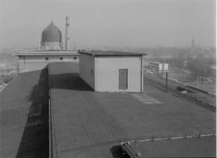 Dresden-Friedrichstadt. Blick über die Dächer des Kühlhauses nach Nordosten auf Kuppel und Minarett der Zigarettenfabrik "Yenidze" (1909, Martin Hammitzsch)