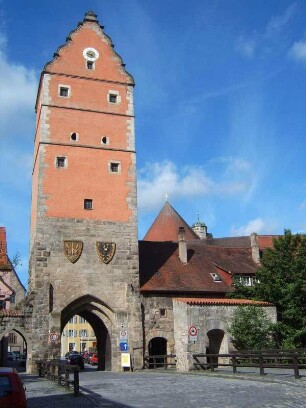 Stadtbefestigung - Stadttor (Wörnitzer Tor) von Osten (Feldseite) mit Torturm (Durchfahrt und Büchsenscharten) sowie Rest des Vortors