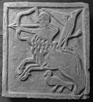 Bogenschießender Kentaur und zwei Vögel