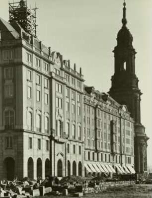 Wohn- und Geschäftshaus : Dresden-Altstadt. Altmarkt, Ostseite. Haus Altmarkt und Wohn- und Geschäftshäuser (1953/1958; H. Schneider, K. Röthig). Blick nach Süden gegen Kreuzkirche