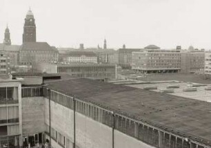 Dresden-Altstadt, Lingnerplatz 1. Deutsches Hygiene-Museum (1928-1930, W. Kreis), Nordflügel. Blick aus einem Arbeitszimmer im Ostflügel gegen die Türme von Kreuzkirche und Rathaus, das Gewandhaus und die Gebäude des ehemaligen Robotron-Betriebes