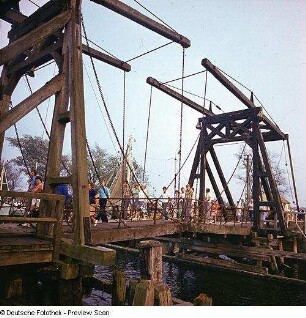 Greifswald-Wieck, Hölzerne Klappbrücke