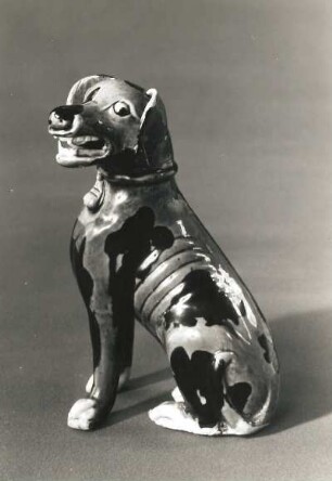 Sitzender Hund : Sitzender Hund. Porzellan, unglasiert, grüne und schwarze Schmelzfarben, Höhe 15,9 cm. China (King-te tschen), 1662/1722