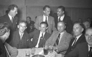 Freiburg: Gruppen beim Festessen