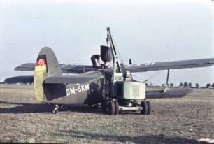Lader T 172 beim Beschicken eines Flugzeuges mit Düngemittel
