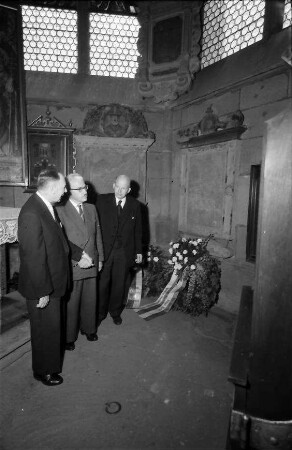 Freiburg: Kranzniederlegung vor der Grabtafel Zasius, in der Universitätskapelle des Münsters