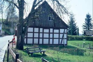 ehemalige Schmiede am Dorfplatz, Giebel verbrettert