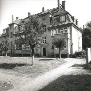 Dresden-Trachau. Wohnsiedlung des Bauvereins Kleinwohnungsbau (1919/1921; O. Schubert). Doppelwohnhaus, Stephanstraße 12/12 b. Hofansicht mit Grünanlage