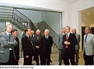 Bauübergabefeier. Gäste beim Rundgang durch die Bibliothek
