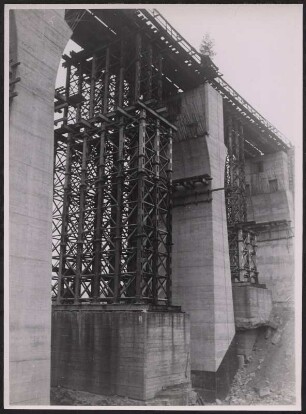 Baustelle einer Eisenbahnbrücke