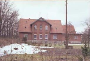 Rethwischfeld: Wohnhaus: Traufseite mit Mittelrisalit: rechts Anbau mit Eingang