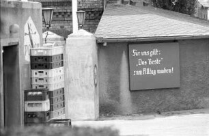 Firmeneingang mit Verpflichtung