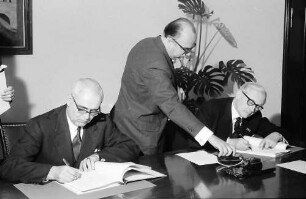 Freiburg: Regierungspräsidium; Unterzeichnung des Deutsch-schweizerischen Grenzvertrages, Min. Prof. Bindschedler (CH), Ministerialdirektor von Haefften (D)